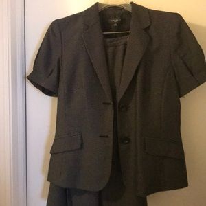 Cute Nine West skirt suit, short sleeves, size 8